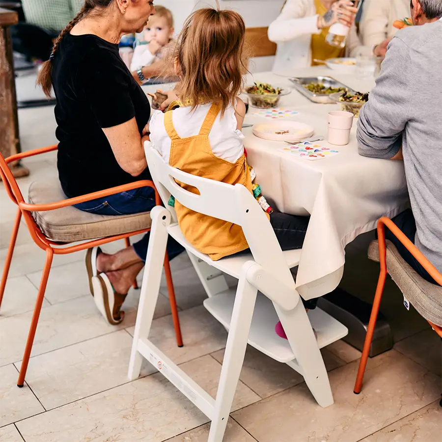 Familie sitzt am Tisch zum Essen